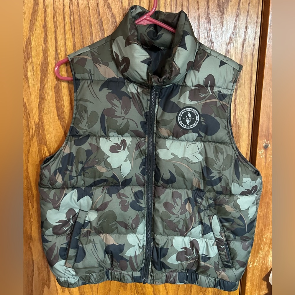 Skechers Women’s Camo Puffer Vest size L
